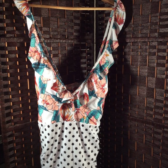 Size: 4XL - Tropical Floral & Polka Dot Ruffle One Piece Swimsuit - Picture 3 of 4